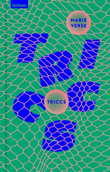 Text: "leykam:", "MARIE VERSE", "TRICCS". Blaues Netz auf grünem Hintergrund mit geometrischen Formen.