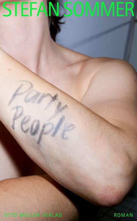 "Party People" auf einem Arm geschrieben. Oben steht "STEFAN SOMMER", unten "OTTO MÜLLER VERLAG" und "ROMAN".