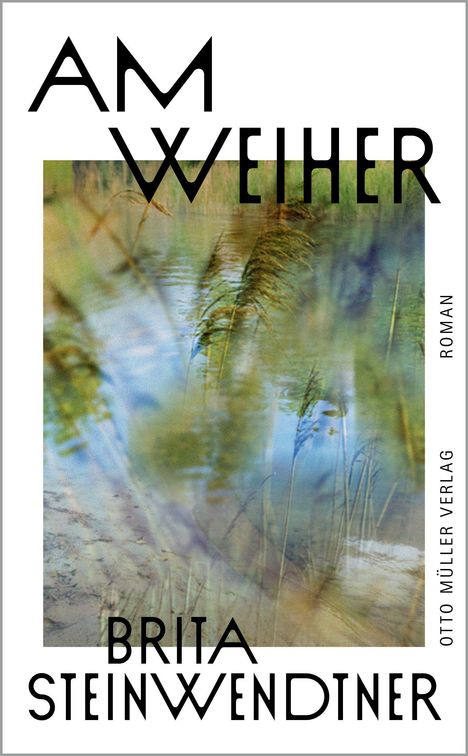 AM WEIHER, BRITA STEINWENDTNER, ROMAN, OTTO MÜLLER VERLAG. Eine verschwommene Naturaufnahme mit Schilf und Wasser.