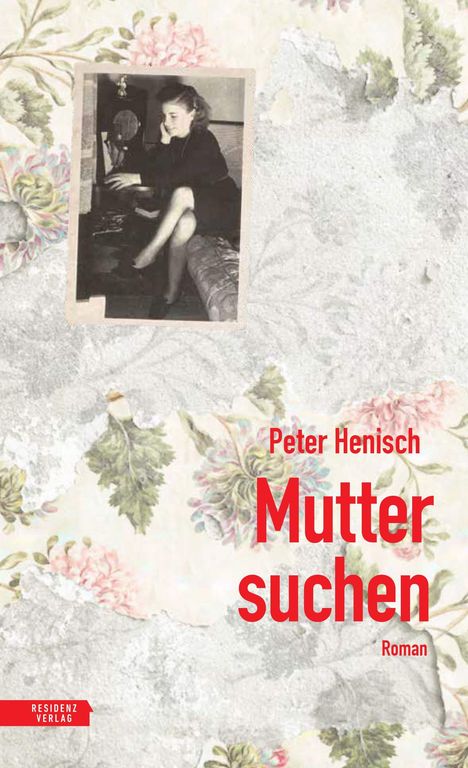 "Peter Henisch Mutter suchen Roman" in roter Schrift. Schwarz-Weiß-Foto einer Frau am Klavier, blumiger Hintergrund.