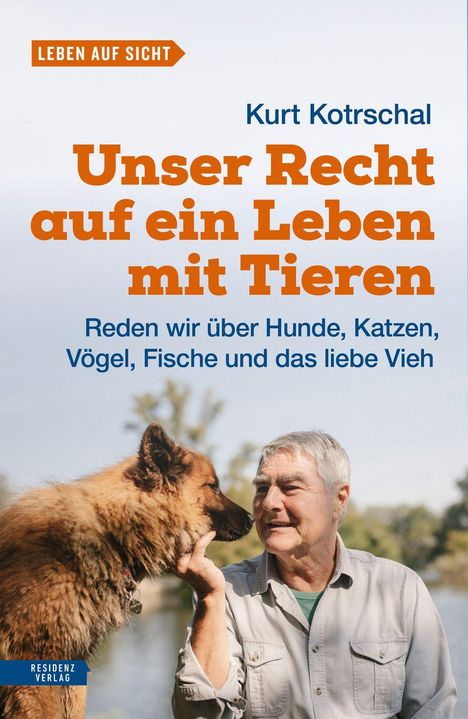 Titel: "Unser Recht auf ein Leben mit Tieren". Ein älterer Mann lächelt und streichelt einen Hund.