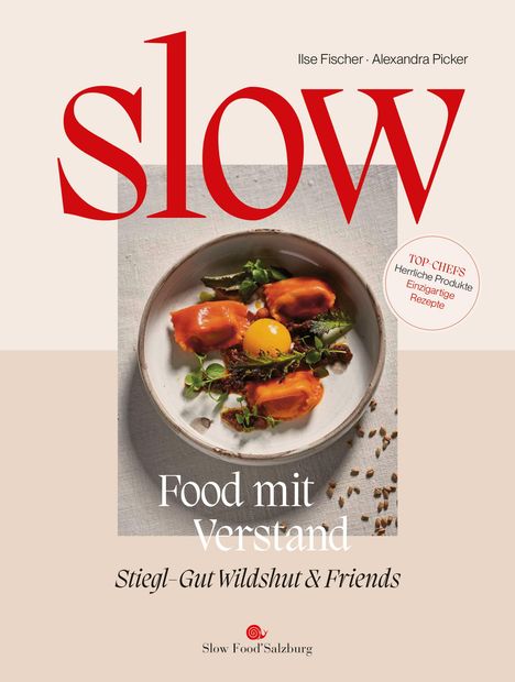 "Ilse Fischer · Alexandra Picker, slow, Food mit Verstand, Stiegl-Gut Wildshut & Friends. TOP CHEFS: Herrliche Produkte, Einzigartige Rezepte." Im Hintergrund ein stilvolles Tellergericht.