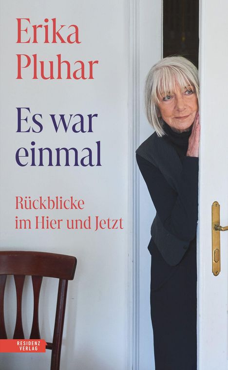 Erika Pluhar, Es war einmal, Rückblicke im Hier und Jetzt. Eine Frau schaut aus einer Türöffnung.