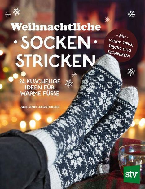 "Weihnachtliche Socken stricken: 24 kuschelige Ideen für warme Füße" von Julie Ann Lebouthillier. Zwei Füße in strickten Socken.