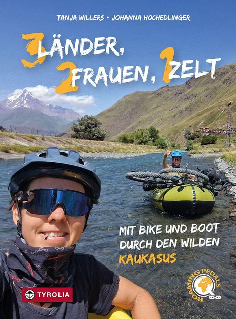 „3 Länder, 2 Frauen, 1 Zelt. Mit Bike und Boot durch den wilden Kaukasus.“ Zwei Frauen in einem Fluss mit Fahrrad und Boot.