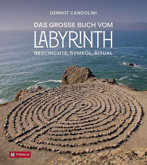 Text: Gernot Candolini, Das grosse Buch vom Labyrinth, Geschichte, Symbol, Ritual. Es zeigt ein Steinkreis-Labyrinth auf einer Klippe am Meer.