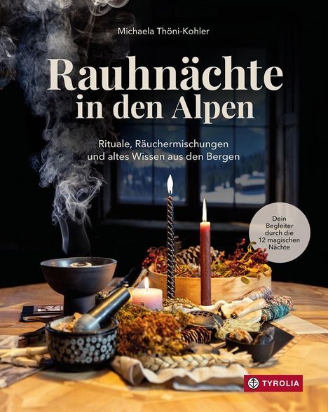 „Rauhnächte in den Alpen“ von Michaela Thöni-Kohler. Rituale, Räuchermischungen. Tisch mit Kerzen, Rauch und Gewürzen.