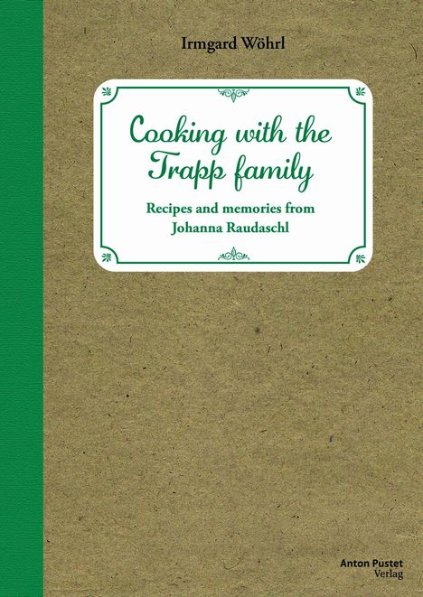 "Cooking with the Trapp family" und "Recipes and memories from Johanna Raudaschl" in grüner Schrift auf braunem Hintergrund.
