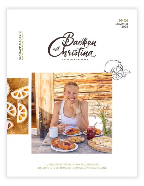 „Backen mit Christina“, Sommer 2026. Frau lächelt am Holztisch mit Gebäck und Marmelade. Illustration: Zitronen.