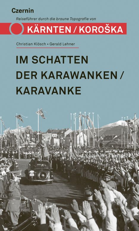 Titel: "IM SCHATTEN DER KARAWANKEN / KARAVANKE". Historisches Foto einer Menge bei einer Parade.