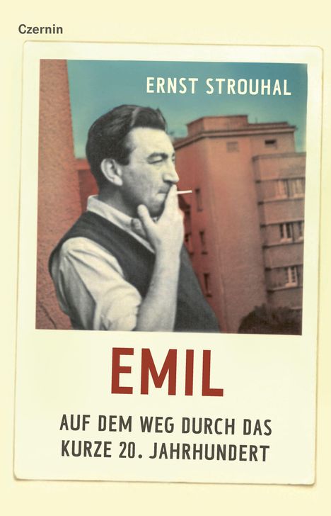 "ERNST STROUHAL, EMIL, AUF DEM WEG DURCH DAS KURZE 20. JAHRHUNDERT." Ein Mann mit Zigarette vor Wohngebäude.