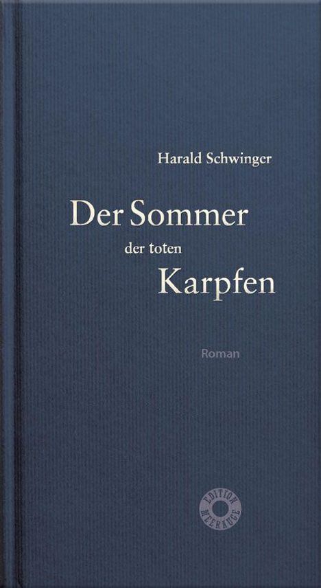 "Der Sommer der toten Karpfen" von Harald Schwinger, Roman, auf dunkelblauem Buchcover.