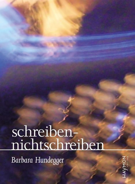 Buchtitel: "schreiben-nichtschreiben" von Barbara Hundegger. Hintergrund: Verschwommene, farbige Lichter.