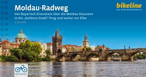 „Moldau-Radweg“ und „bikeline - die Radtourenprofis“. Hintergrund: historische Gebäude und eine Brücke über Wasser.