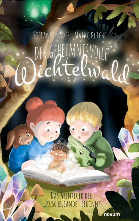 "Der geheimnisvolle Wichtelwald." Zwei Kinder lesen ein Buch, umgeben von Fantasiewesen und leuchtenden Kristallen.