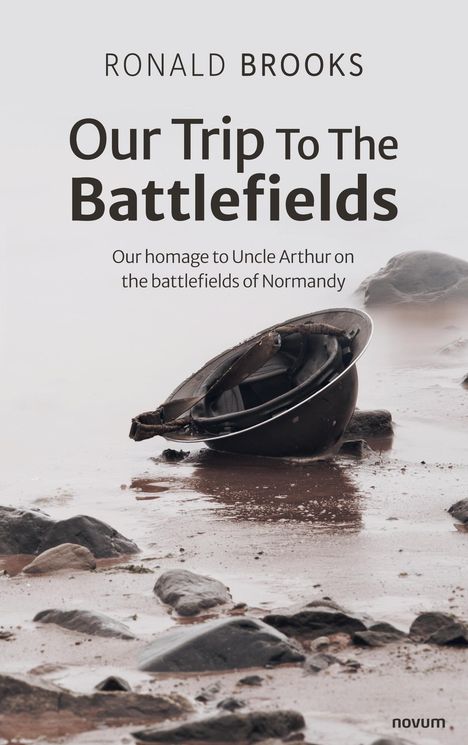 Riesige Buchstaben: "Our Trip To The Battlefields". Verlassenen Helm am sandigen Strand mit Steinen.