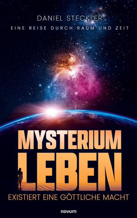 "MYSTERIUM LEBEN" über kosmischem Hintergrund mit Erde, leuchtenden Sternen und einer Silhouette vor einem Sonnenaufgang.