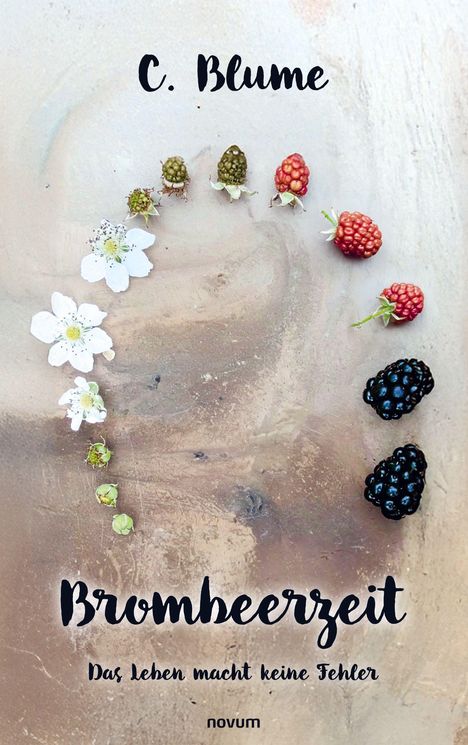 „C. Blume“, „Brombeerzeit“, „Das Leben macht keine Fehler“. Beeren und Blüten in einer gebogenen Anordnung.