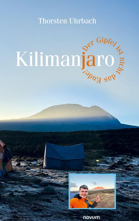 „Thorsten Uhrbach, Kilimanjaro - Der Gipfel ist nicht das Ende.“ Berglandschaft mit Zelt, kleineres Foto eines Mannes.