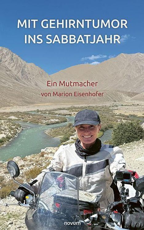 Buchtitel: "Mit Gehirntumor ins Sabbatjahr". Eine lachende Person auf einem Motorrad in einer bergigen Landschaft am Fluss.