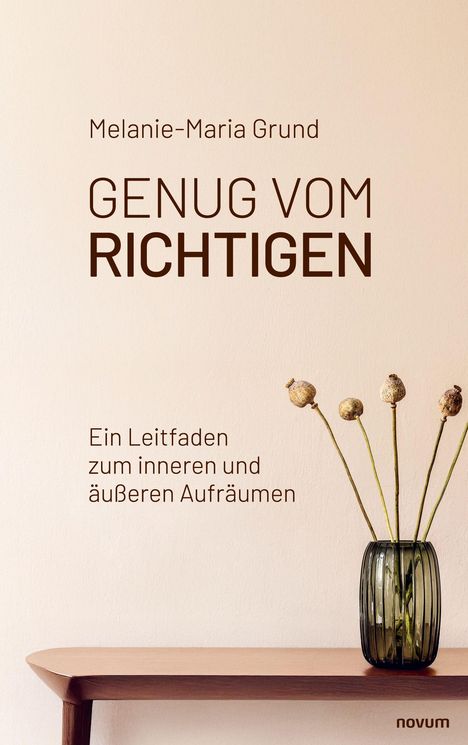 "GENUG VOM RICHTIGEN. Ein Leitfaden zum inneren und äußeren Aufräumen." Vase mit getrockneten Blumen auf Tisch.
