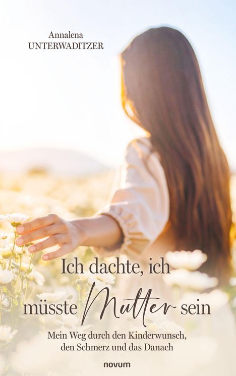 Eine Frau in einem Blumenfeld bei Sonnenaufgang. Text: "Ich dachte, ich müsste Mutter sein." Autor: Annalena Unterwaditzer.