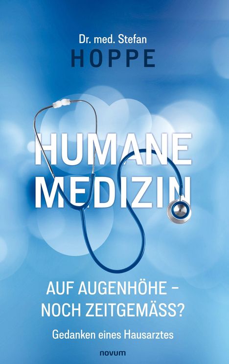 "Dr. med. Stefan Hoppe, HUMANE MEDIZIN, AUF AUGENHÖHE – NOCH ZEITGEMÄSS? Gedanken eines Hausarztes. Stethoskop vor blauem Hintergrund."
