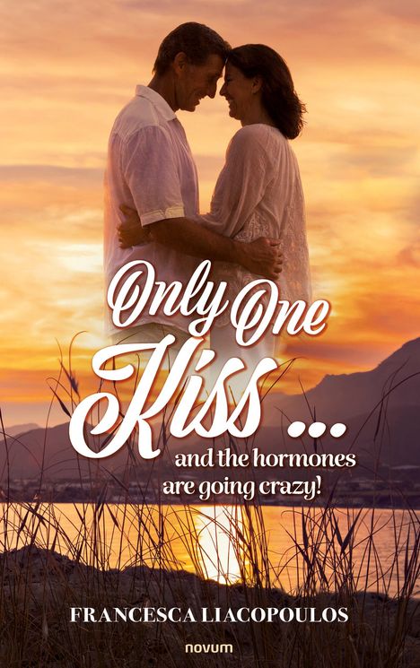 „Only One Kiss ... and the hormones are going crazy!“ Ein Paar umarmt sich bei Sonnenuntergang am Strand.