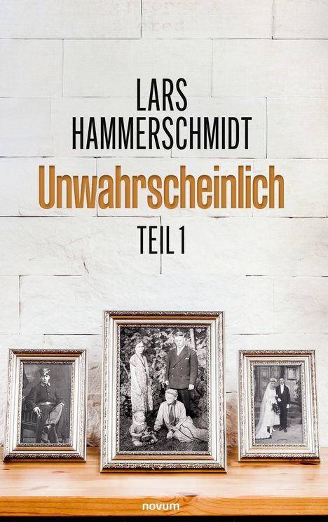 Text: "Lars Hammerschmidt Unwahrscheinlich Teil 1". Drei gerahmte Schwarz-Weiß-Fotos auf einem Holzregal vor einer weißen Wand.