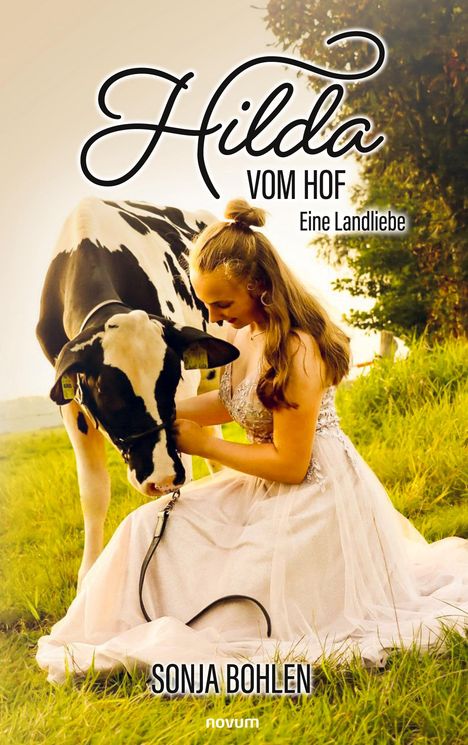 „Hilda vom Hof: Eine Landliebe“ von Sonja Bohlen. Eine Frau in einem Kleid sitzt neben einer Kuh auf einer Wiese.