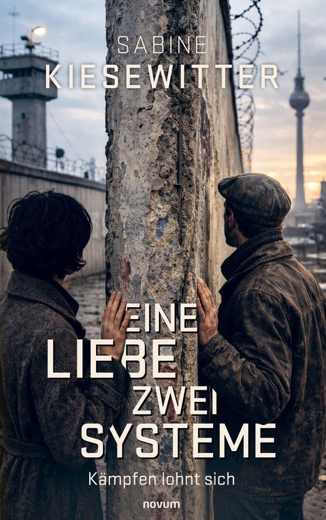 "SABINE KIESEWITTER. EINE LIEBE ZWEI SYSTEME. Kämpfen lohnt sich." Zwei Personen stehen an einer Mauer, im Hintergrund ein Turm.