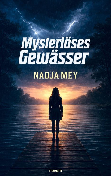 "Mysteriöses Gewässer", "Nadja Mey". Eine Person steht bei Gewitter auf einem Steg am Wasser, umgeben von Bäumen.