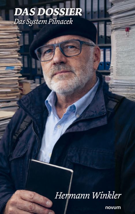 „DAS DOSSIER Das System Pilnacek“ und „Hermann Winkler“ sind in Großbuchstaben geschrieben. Ein älterer Mann mit Mütze hält Notizbuch.