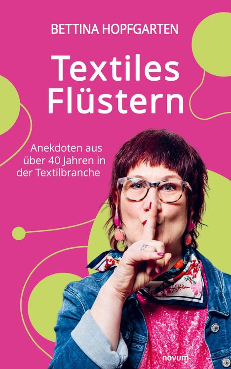 „Bettina Hopfgarten, Textiles Flüstern“, Frau mit Brille hält Finger vor den Lippen, rosa Hintergrund mit grünen Kreisen.