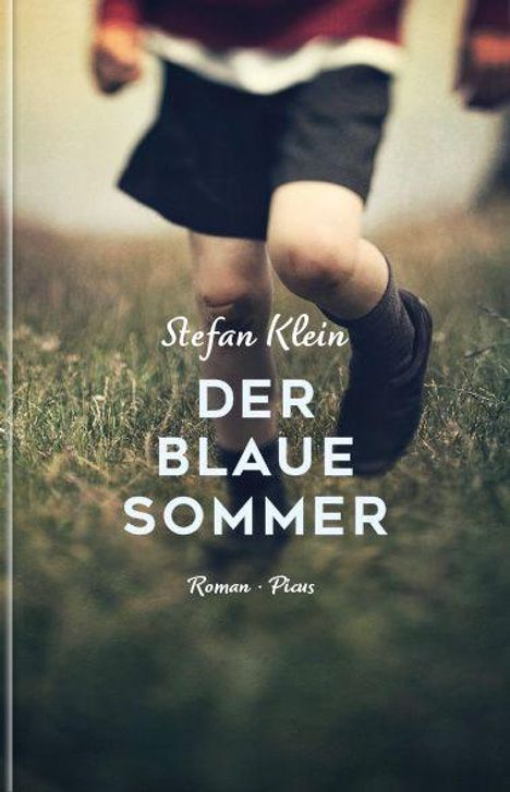 "Stefan Klein DER BLAUE SOMMER Roman · Picus" steht in weißer Schrift über einem Kind, das über Gras läuft.