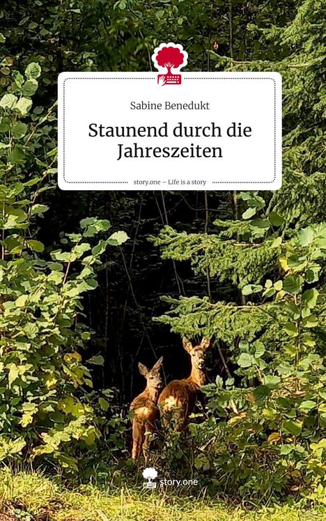 Titel: "Staunend durch die Jahreszeiten" von Sabine Benedukt. Zwei Rehe stehen im Wald umgeben von dichtem Laub. Logo: Baum mit Tastatur.