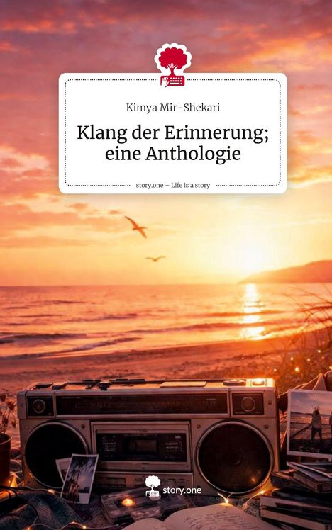 "Klang der Erinnerung; eine Anthologie" steht über einem Sonnenuntergang am Strand mit Radio und Fotos im Vordergrund.