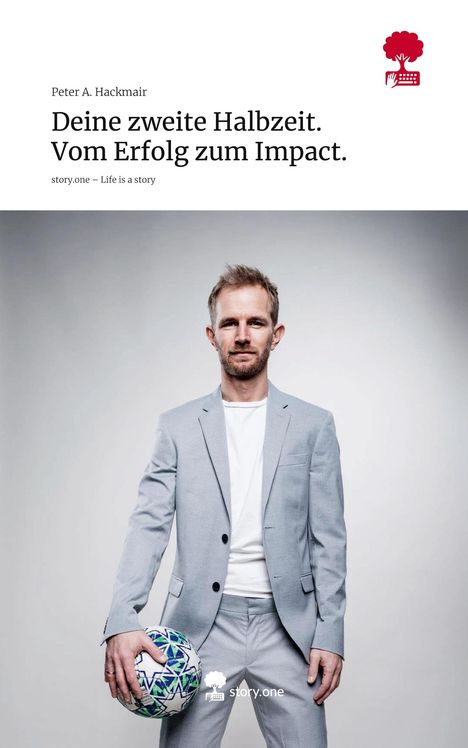 Peter A. Hackmair: Deine zweite Halbzeit. Vom Erfolg zum Impact. Ein Mann im grauen Anzug hält einen Fußball.