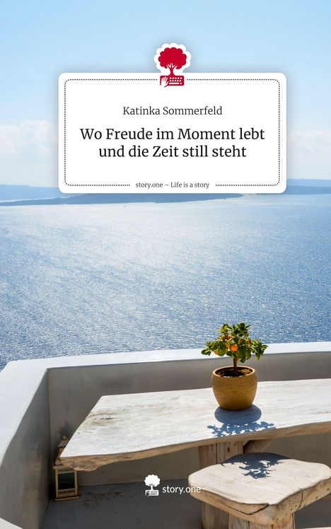"Wo Freude im Moment lebt und die Zeit still steht." Aussicht auf einen ruhigen Ozean, Tisch mit Pflanze darauf.