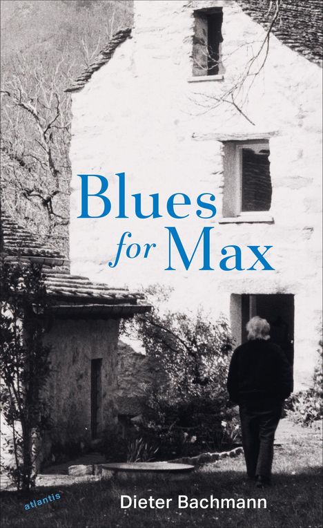 „Blues for Max“ von Dieter Bachmann in blauer und weißer Schrift. Ein Mann steht vor einem alten Steinhaus.