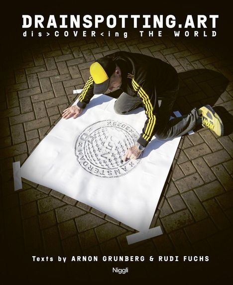 DRAINSPOTTING.ART, dis>COVER<ing THE WORLD. Person kniet, erstellt eine Abzeichnung eines Gullideckels auf Papier.