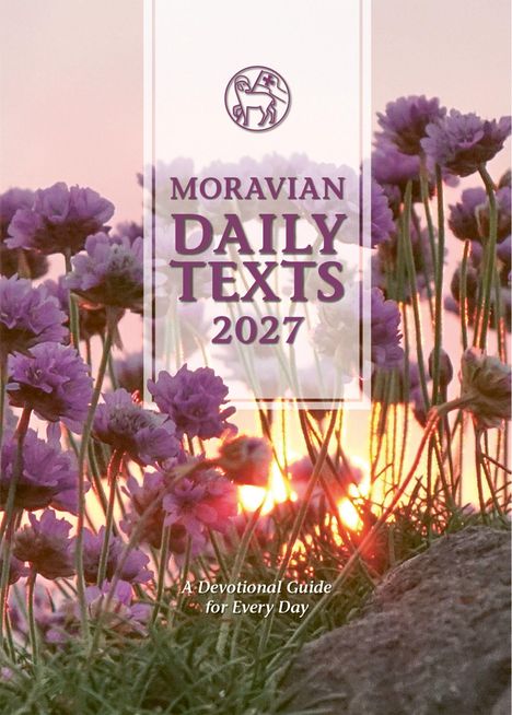Texte: "MORAVIAN DAILY TEXTS 2027" und "A Devotional Guide for Every Day". Lila Blumen vor einem Sonnenuntergang.
