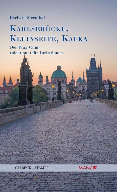 Text: „Karlsbrücke, Kleinseite, Kafka“, Prag-Landschaft bei Sonnenuntergang zeigt die historische Karlsbrücke mit Türmen.
