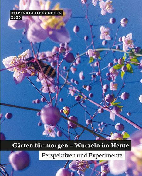 Text: "TOPIARIA HELVETICA 2026", "Gärten für morgen – Wurzeln im Heute", "Perspektiven und Experimente".  
Nahaufnahme von rosa Blüten und einer Biene vor blauem Himmel.