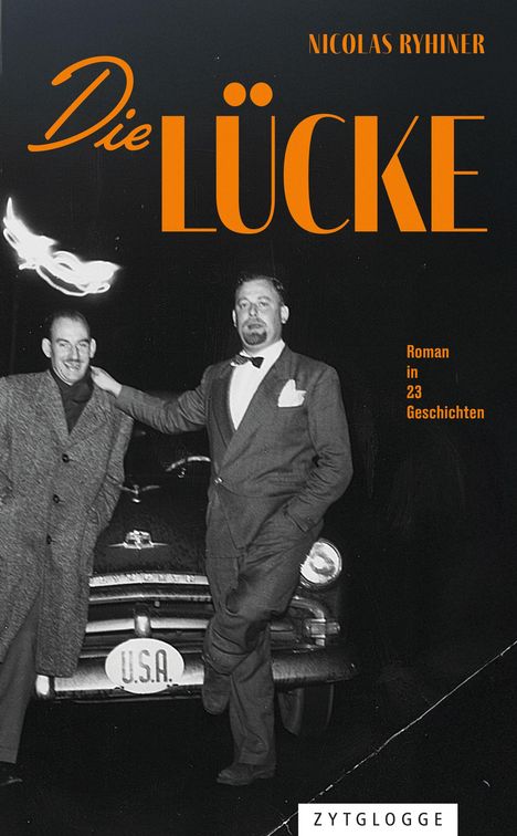 „Die Lücke“, „Nicolas Ryhiner“, „Roman in 23 Geschichten“. Zwei Männer posieren vor einem Auto mit einem USA-Schild.