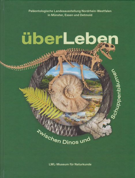 überLeben zwischen Dinos und Schuppenbäumen. Dinosaurierskelett auf grünem Hintergrund mit Farn und Ammonit.