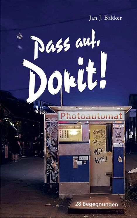 "Pass auf, Dorit!" steht groß in weißer Schrift, darunter ein alter Photoautomat bei Nacht. "28 Begegnungen" wird erwähnt.