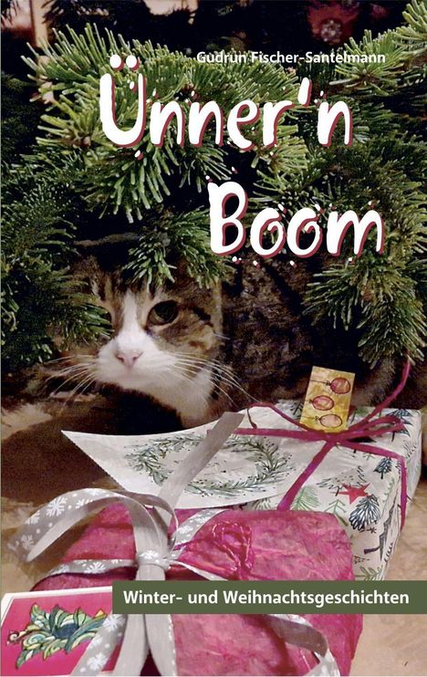 "Ünner'n Boom", "Winter- und Weihnachtsgeschichten". Eine Katze liegt unter einem Weihnachtsbaum hinter Geschenken.