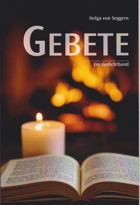 "Gebete – Ein Gedichtband" von Helga von Seggern. Eine brennende Kerze und ein aufgeschlagenes Buch vor einem Kamin.