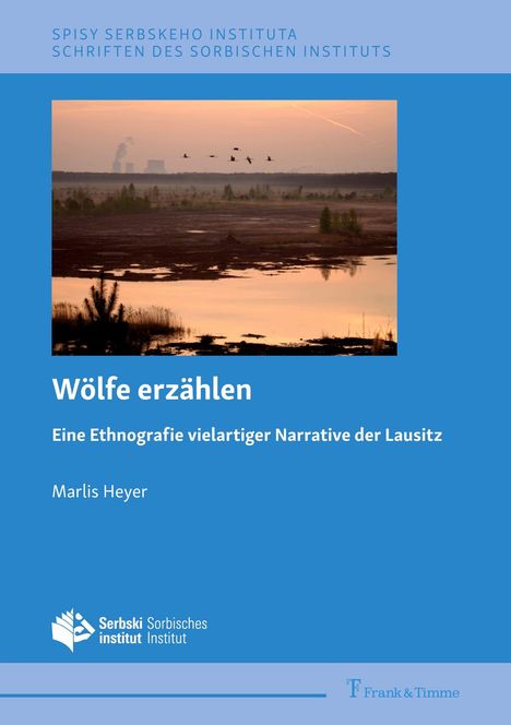 "Wölfe erzählen" von Marlis Heyer. Oben Horizont mit fliegenden Vögeln. Logo: Serbski institut, Sorbisches Institut.